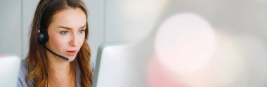 Ofiste çalışan kulaklık takan işadamları uzak müşteri veya meslektaşlarını desteklemek için geniş görüşlü çalışırlar. Çağrı merkezi, tele pazarlama, müşteri destek acentesi telefon görüşmesinde hizmet sağlar.