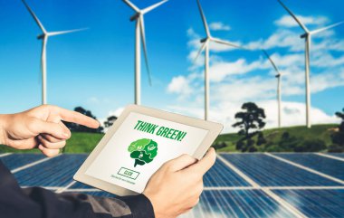 Çevre tasarrufu ve ESG iş konsepti için yeşil iş dönüşümü. İşadamı, çevre dostu yönetime ve alternatif temiz enerji kullanımına yönelik kurumsal bir hedef belirlemek için tablet kullanıyor.