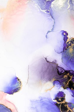 Kağıt üzerindeki mermer sıvı mürekkep resminin mor altın soyut arka planı. Yüksek kaliteli kağıt dokusu üzerine orijinal suluboya alkol mürekkebi resmi .