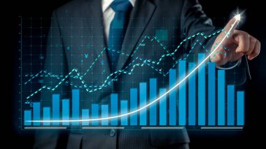 İşadamı, ticari kar artışının gelecekteki hedefe arttığını gösteren imalı bir tablo çizdi. Şirket işlerinin yükselmesi için mükemmel bir mali durum. Finans ve para teknolojisi .