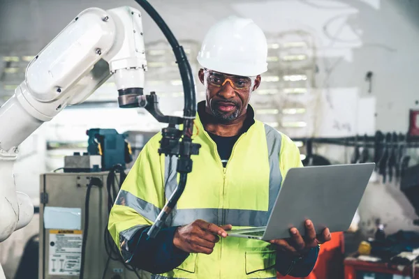 Ouvrier Usine Afro Américain Travaillant Avec Bras Robotisé Compétent Dans — Photo