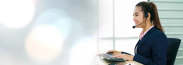 Geschäftsleute Mit Headset Arbeiten Büro Erweiterten Blickfeld Entfernte Kunden Oder — Stockfoto