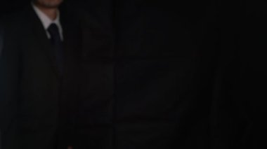 İşadamı, iş zekası hologramının ima edici bir teknoloji olduğunu gösteriyor. Sanal artırılmış gerçeklik, geleceksel HUD oluşturmak için 3 boyutlu görüntüleme ve animasyon ile oluşturulmuştur. .