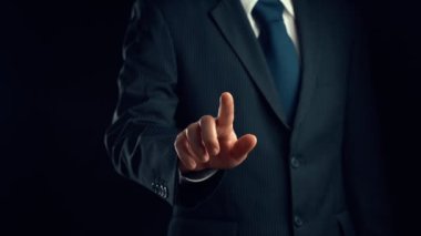 İş adamı, bulut hesaplama ağı imalı teknolojisinin hologramını gösterdi. Sanal artırılmış gerçeklik, geleceksel HUD oluşturmak için 3 boyutlu görüntüleme ve animasyon ile oluşturulmuştur. .