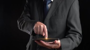 İşadamı siber güvenlik yönetimi imalı teknolojisinin hologramını gösteriyor. Sanal artırılmış gerçeklik, geleceksel HUD oluşturmak için 3 boyutlu görüntüleme ve animasyon ile oluşturulmuştur. .