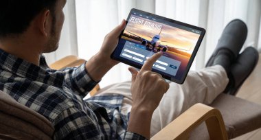 Online uçuş rezervasyon sitesi mod rezervasyon sistemi sağlar. Seyahat teknolojisi kavramı .