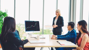 Dahiyane bilgisayar yazılımının borsa veri tablosu analizi. Yatırım uygulaması bilgisayar ekranında borsa grafiğini göster ve ticaret kararını tavsiye et .