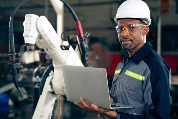 Ouvrier Usine Afro Américain Travaillant Avec Bras Robotisé Compétent Dans — Photo