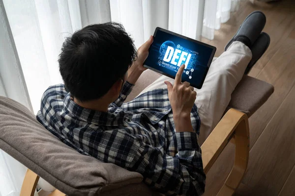Model bilgisayar ekranında merkezi olmayan finans veya DeFi kavramı. Defi sistemi yeni yatırım ve tasarruf seçenekleri sunuyor .
