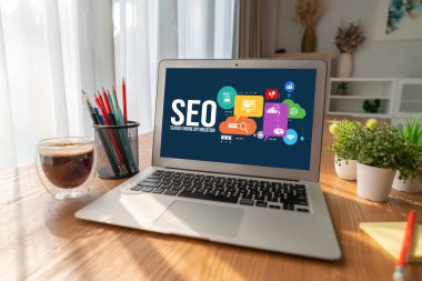 Model e-ticaret için SEO arama motoru optimizasyonu ve bilgisayar ekranında gösterilen çevrimiçi perakende işi