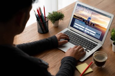 Online uçuş rezervasyon sitesi mod rezervasyon sistemi sağlar. Seyahat teknolojisi kavramı .