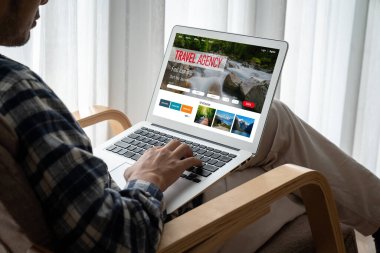 Model arama ve seyahat planlama için internet sitesi uçuş, otel ve tur rezervasyonları için anlaşma ve paket sunuyor