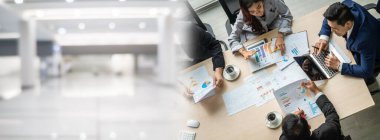 İş adamları grup toplantısı ofisteki en geniş bakış açısından çekildi. İş kadınları, iş adamları ve ofis çalışanları, proje planlama belgeleriyle takım konferansında toplantı masasında çalışıyorlar. .