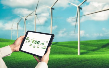 Çevre tasarrufu ve ESG iş konsepti için yeşil iş dönüşümü. İşadamı, çevre dostu yönetime ve alternatif temiz enerji kullanımına yönelik kurumsal bir hedef belirlemek için tablet kullanıyor.