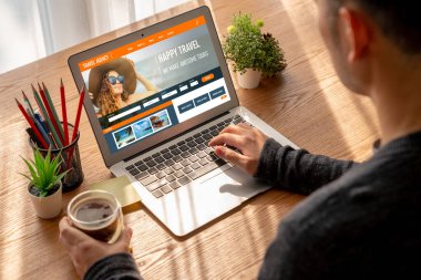 Model arama ve seyahat planlama için internet sitesi uçuş, otel ve tur rezervasyonları için anlaşma ve paket sunuyor