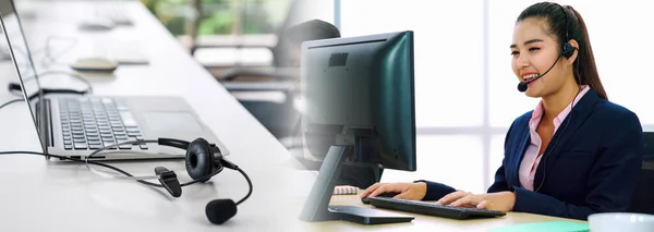 Pessoas Negócios Usando Headset Trabalhando Escritório Visão Ampla Para Apoiar — Fotografia de Stock