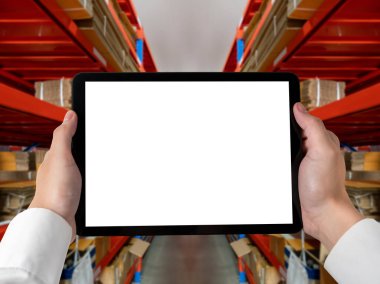 Tasarımınız için mod bilgisayardaki beyaz boş ekran monitör ekranında maket yapın