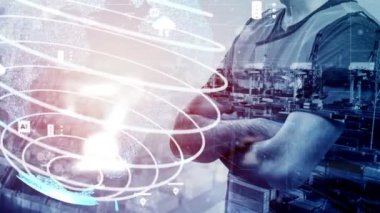 Gelecekteki bina inşaatı ve HUD hologram grafik tasarımı ile yaratıcı mühendislik projesi konsepti. İnşaat mühendisi, mimar ya da inşaat işçisi modern sivil teknoloji ile çalışıyor..