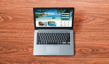 Çevrimiçi otel konaklama rezervasyon sitesi mod rezervasyon sistemi sağlar. Seyahat teknolojisi kavramı .