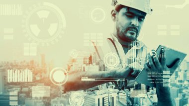 Gelecekteki bina inşaatı ve HUD hologram grafik tasarımı ile yaratıcı mühendislik projesi konsepti. İnşaat mühendisi, mimar ya da inşaat işçisi modern sivil teknoloji ile çalışıyor..