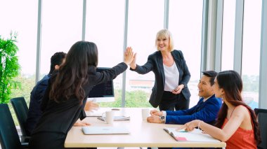 Dahiyane bilgisayar yazılımının borsa veri tablosu analizi. Yatırım uygulaması bilgisayar ekranında borsa grafiğini göster ve ticaret kararını tavsiye et .