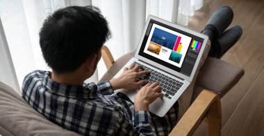 Web sayfasının modern tasarımı ve bilgisayar ekranında gösterilen ticari reklamlar için grafiksel tasarımcı yazılımı