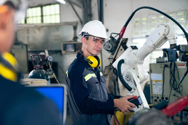Gyári Munkások Akik Robotkarokkal Dolgoznak Egy Műhelyben Ipari Robot Programozó — Stock Fotó