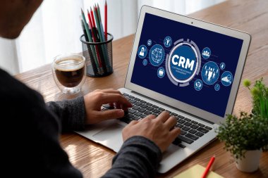 CRM işletme ve işletme için modern bilgisayarda müşteri ilişkileri yönetim sistemi