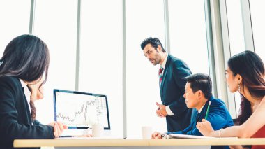 Dahiyane bilgisayar yazılımının borsa veri tablosu analizi. Yatırım uygulaması bilgisayar ekranında borsa grafiğini göster ve ticaret kararını tavsiye et .