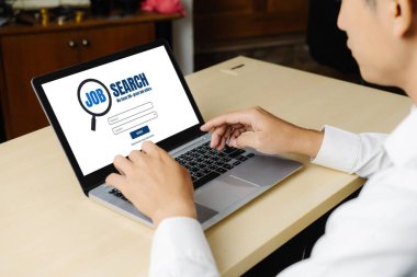 Çalışanların işe alım İnternet ağındaki iş fırsatlarını araması için mod web sitesinde online iş araması
