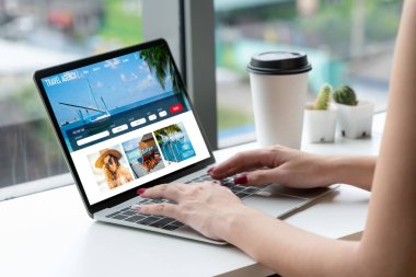 Model arama ve seyahat planlama için internet sitesi uçuş, otel ve tur rezervasyonları için anlaşma ve paket sunuyor