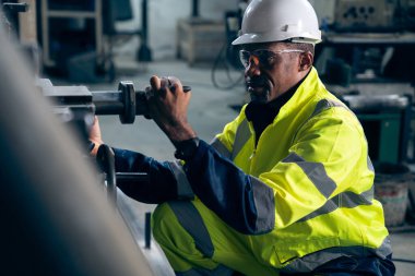 Fabrika işçisi ya da mühendis usta imalat atölyesinde makine işi yapıyor. Endüstriyel insanlar ve üretim konsepti .