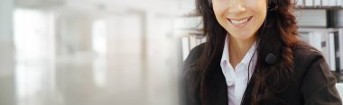 Arama merkezi ya da müşteri destek acentesi telefon konferansında uzak müşteri ya da iş arkadaşını desteklemek için ofiste çalışırken panoramik pankart takıyor