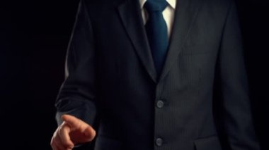 İşadamı, ticari kar artışının gelecekteki hedefe arttığını gösteren imalı bir tablo çizdi. Şirket işlerinin yükselmesi için mükemmel bir mali durum. Finans ve para teknolojisi .