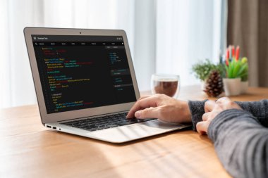 Model uygulama ve program kodlaması için bilgisayar ekranında yazılım geliştirme programlama