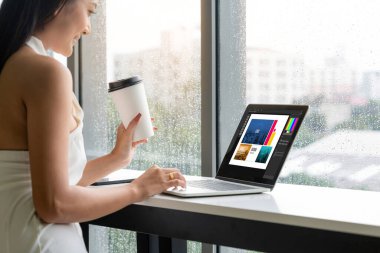 Web sayfasının modern tasarımı ve bilgisayar ekranında gösterilen ticari reklamlar için grafiksel tasarımcı yazılımı