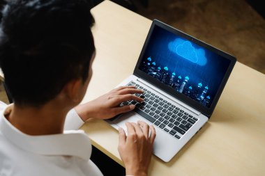 Mod uzak çalışma ve kişisel veri depolama için bulut hesaplama yazılımı