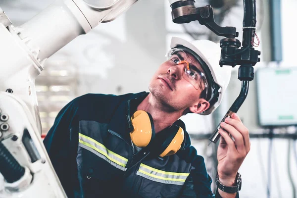 Jeune Ouvrier Usine Travaillant Avec Bras Robotisé Compétent Dans Atelier — Photo