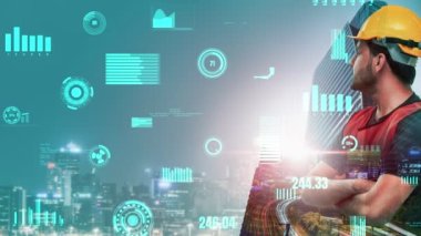 Gelecekteki bina inşaatı ve HUD hologram grafik tasarımı ile yaratıcı mühendislik projesi konsepti. İnşaat mühendisi, mimar ya da inşaat işçisi modern sivil teknoloji ile çalışıyor..