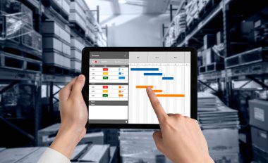 Ekip projesinin zaman çizelgesini gösteren bilgisayar ekranında, modern iş projesi yönetimi için proje planlama yazılımı