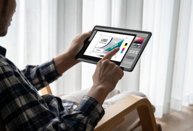 Web sayfasının modern tasarımı ve bilgisayar ekranında gösterilen ticari reklamlar için grafiksel tasarımcı yazılımı