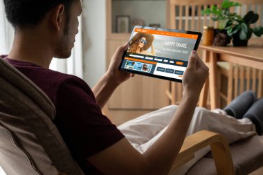 Model arama ve seyahat planlama için internet sitesi uçuş, otel ve tur rezervasyonları için anlaşma ve paket sunuyor