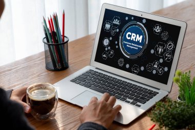 CRM işletme ve işletme için modern bilgisayarda müşteri ilişkileri yönetim sistemi