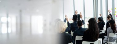 Seminer konferansında toplanan bir grup iş adamı daha geniş bir görüşe sahip. Seyirciler, çalışanların eğitim seanslarındaki eğitmenleri dinliyor. Konuşmacıyla ofis çalışanları toplantısı .