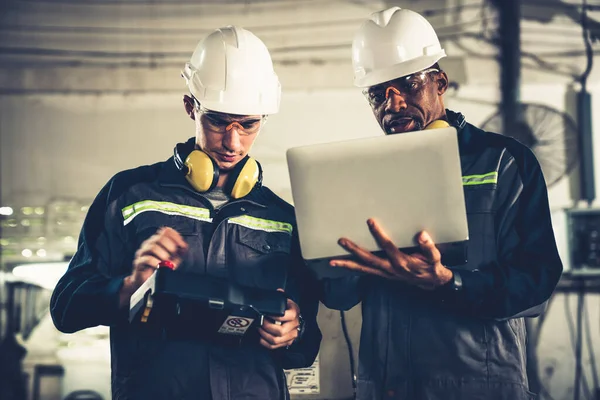 Grupp Fabriksarbetare Som Använder Adept Maskinutrustning Verkstad Industriellt Tillverknings Och — Stockfoto