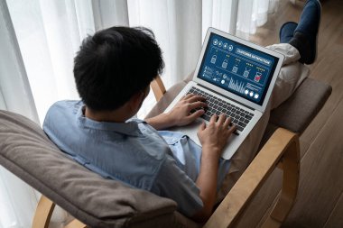Pazarlama stratejisi planlaması için modem yazılım bilgisayarında müşteri memnuniyeti ve değerlendirme analizi