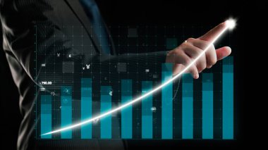 İşadamı, ticari kar artışının gelecekteki hedefe arttığını gösteren imalı bir tablo çizdi. Şirket işlerinin yükselmesi için mükemmel bir mali durum. Finans ve para teknolojisi .