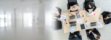 İş adamları grup toplantısı ofisteki en geniş bakış açısından çekildi. İş kadınları, iş adamları ve ofis çalışanları, proje planlama belgeleriyle takım konferansında toplantı masasında çalışıyorlar. .