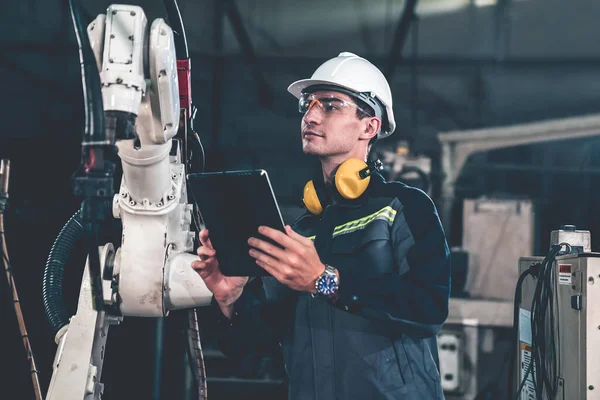 Joven Trabajador Fábrica Que Trabaja Con Brazo Robótico Experto Taller —  Fotos de Stock