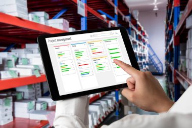 Ekip projesinin zaman çizelgesini gösteren bilgisayar ekranında, modern iş projesi yönetimi için proje planlama yazılımı